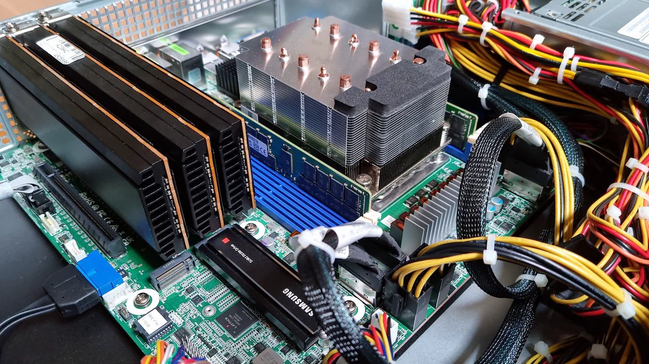 Three Samsung PM1735 SSDs and one Samsung 980 PRO SSD installed in the case.
