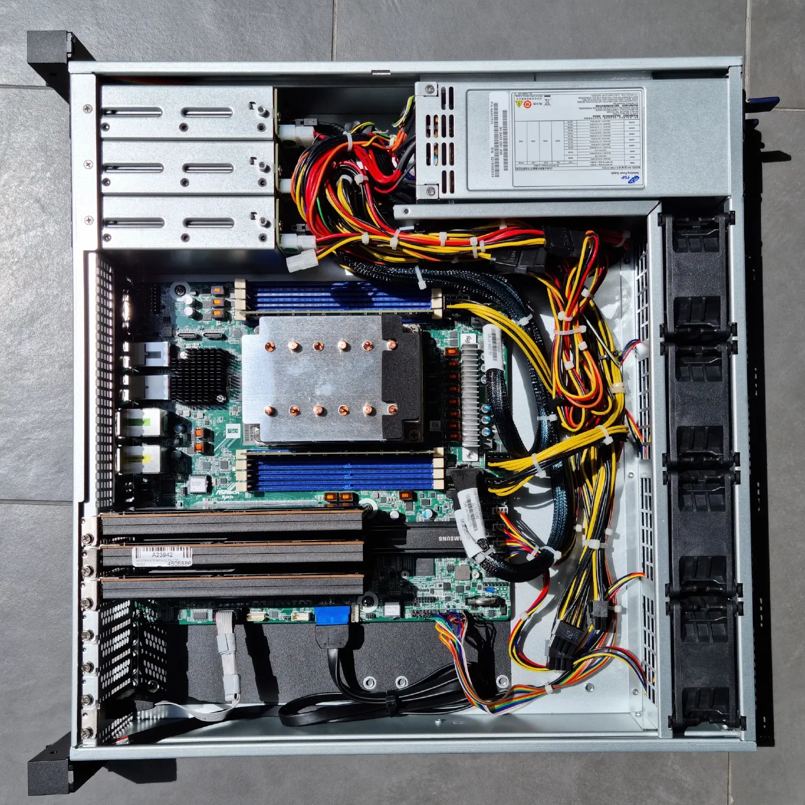 Agencement interne du boîtier Innovision M24306 avec une carte mère ASRock Rack ALTRAD8UD-1L2T et un CPU Ampere Altra Q64-22.