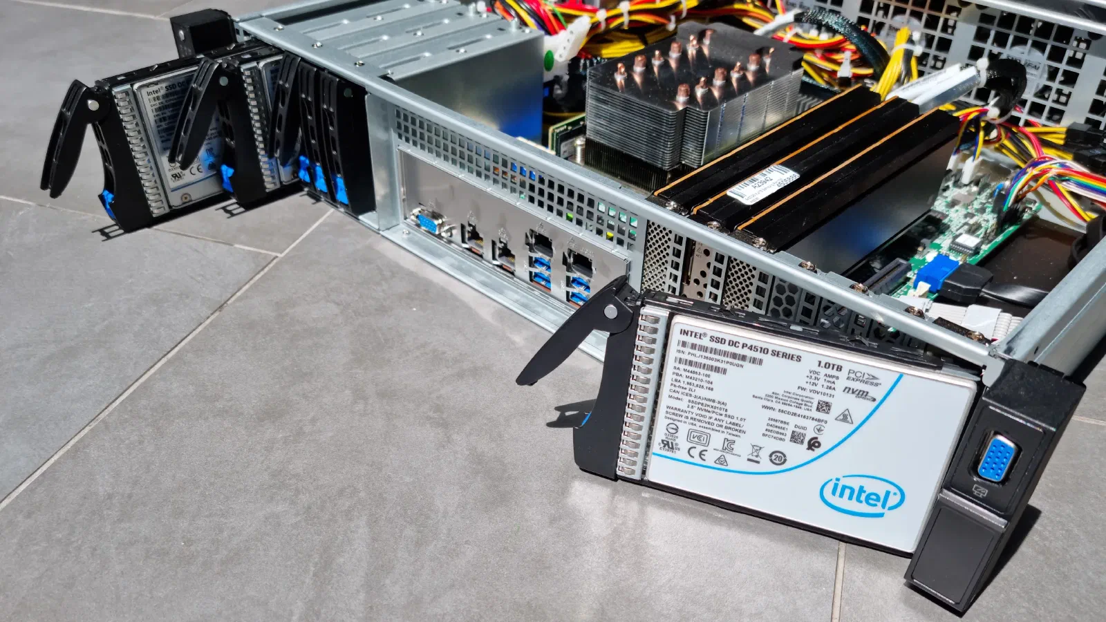 Six SSD NVMe de plus, pour un total de 26.4 To de stockage NVMe !