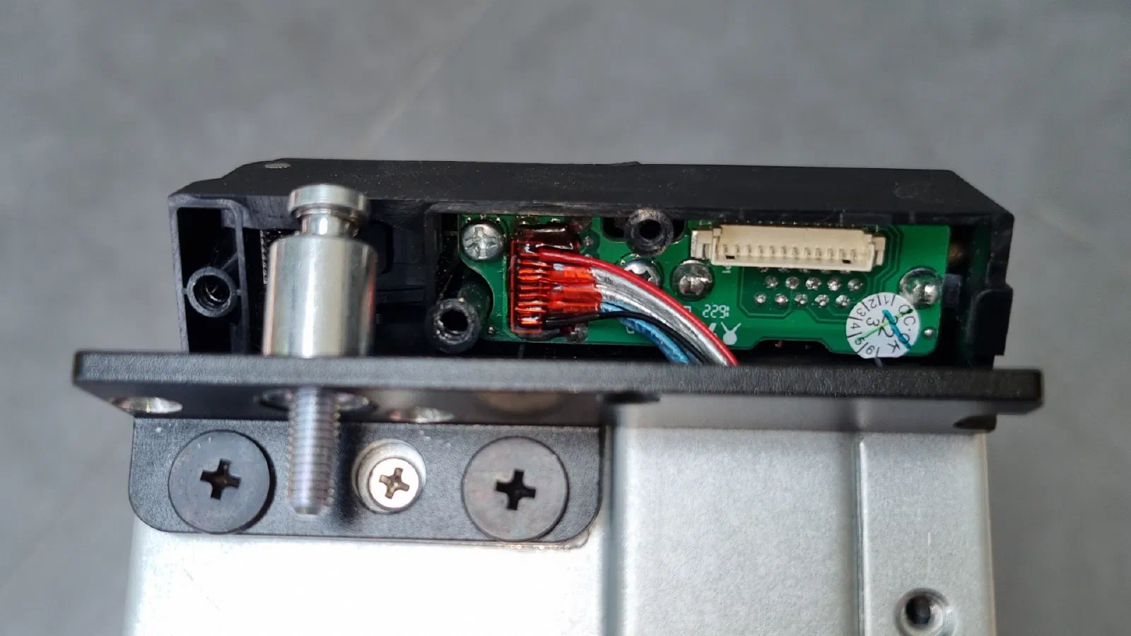 La prise VGA sur l’oreille droite du boîtier Innovision M24306 n’est pas connectée.